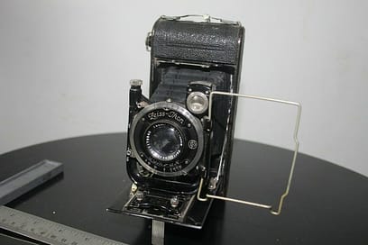ZEISS-IKON ICARETTE 500/2 FOLDING CAMERA WITH LEATHER CASE–GREAT CONDITION!